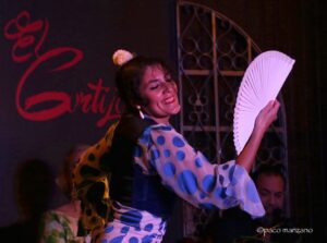 baile flamenco con abanico tablao flamenco MAdrid